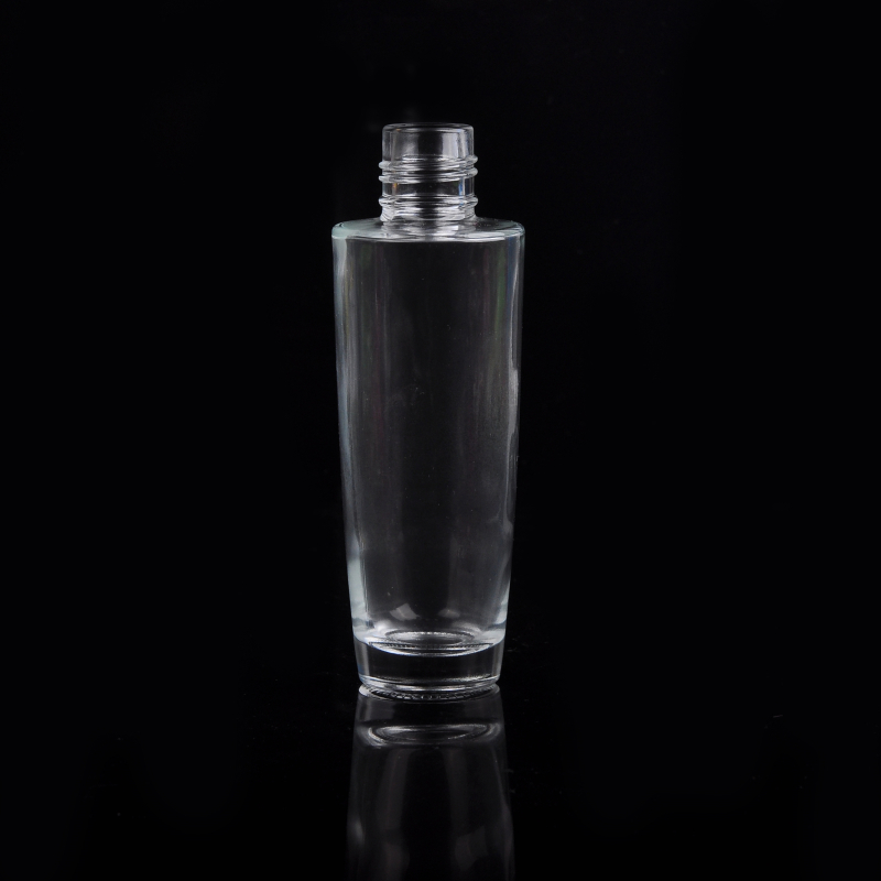 透明的玻璃香水瓶
