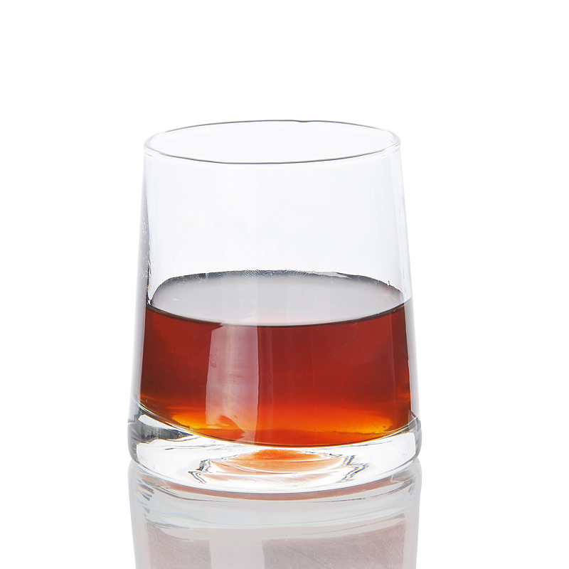 chiaro bicchiere di whisky
