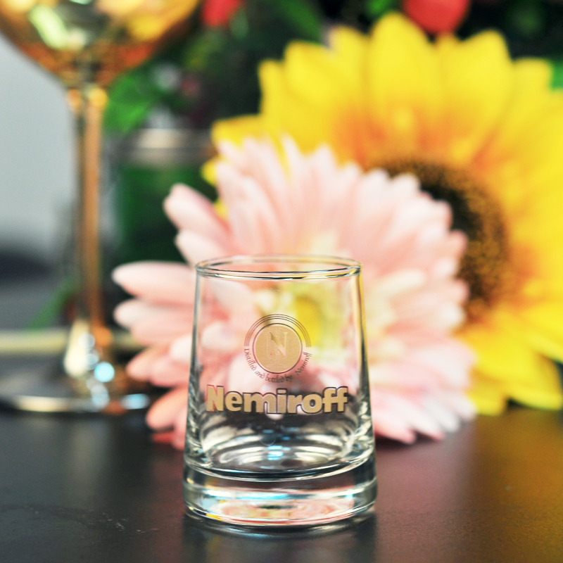 カスタムロゴユニークなショットグラスカップパブ使用のカップ、グラスのガラス製品の小さなショットグラス