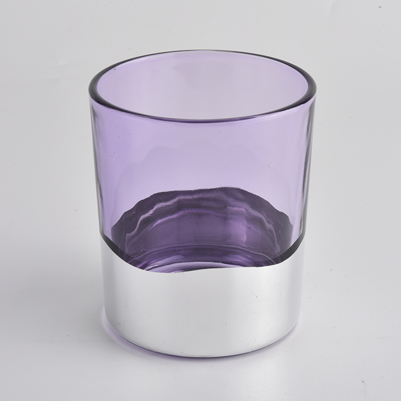 cylindryczny pojemnik na świecę z fioletowego szkła z błyszczącym srebrnym dnem