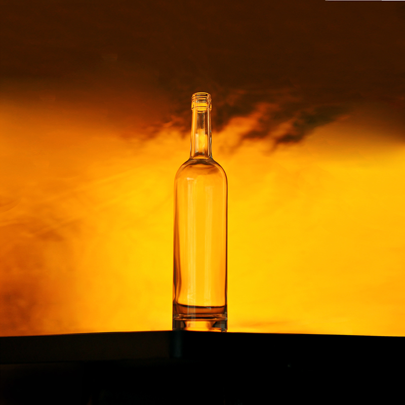 botella de vidrio de whisky cilíndrica