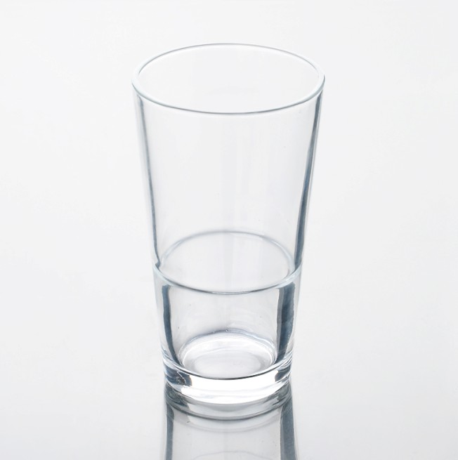 vidro bebendo água / xícara de água