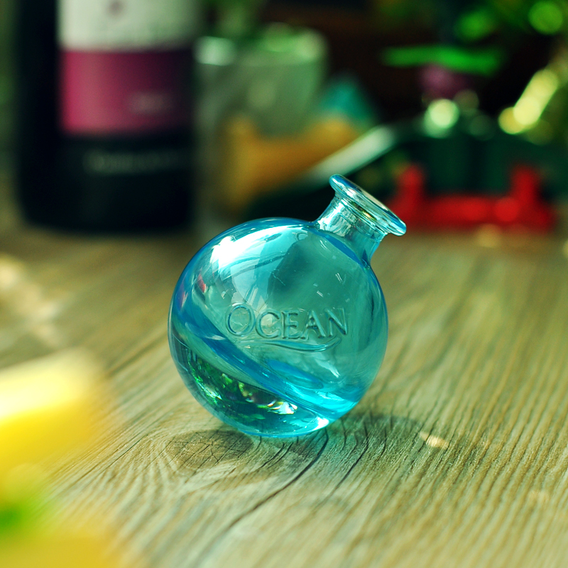 优雅的蓝色球形状的香水瓶