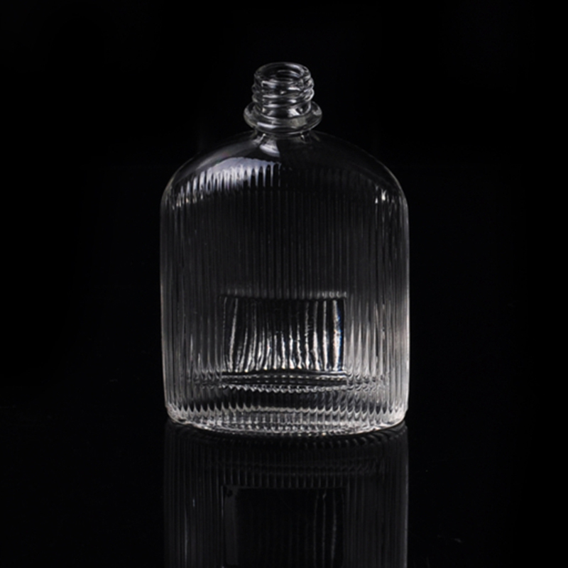 botella de perfume de cristal vacío