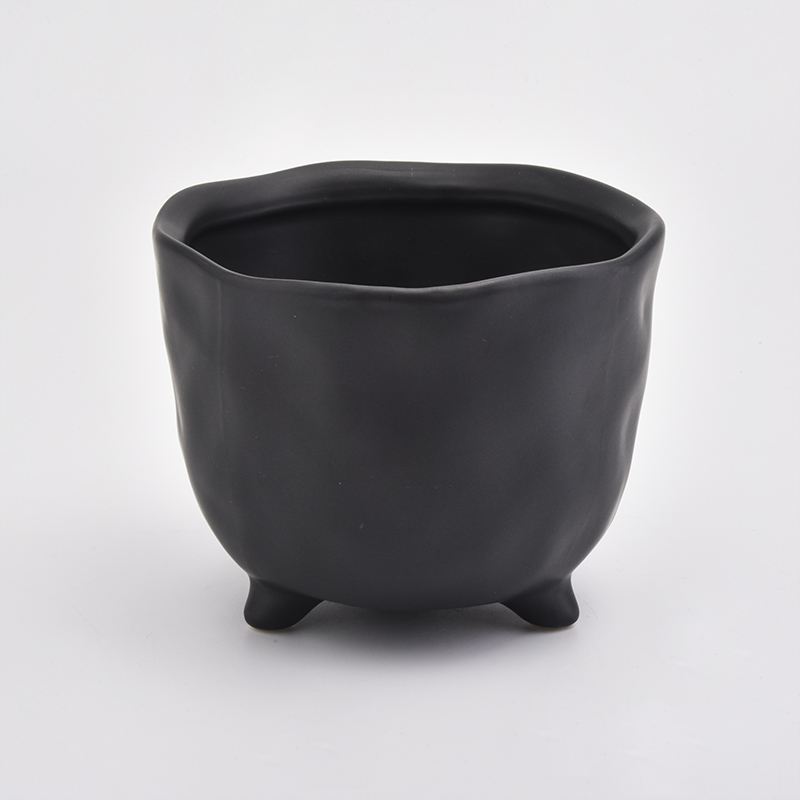 jarro de cerâmica preto fosco com pés