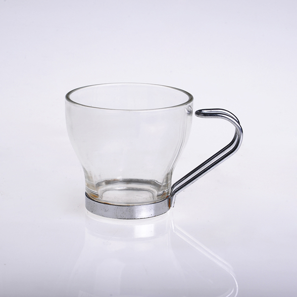 taza de cristal con mango de metal