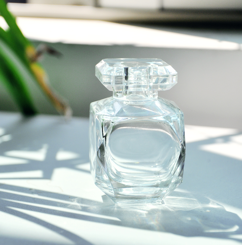 botella de perfume de cristal con tapa