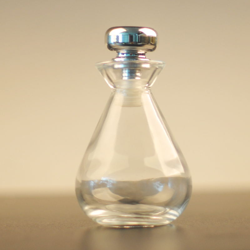 botella de perfume de cristal con tapa de metal