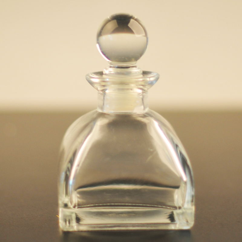 丸い蓋付きのガラス製香水瓶
