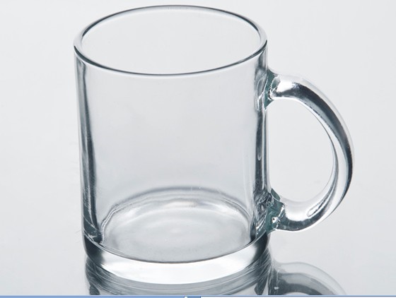 taza de agua de vidrio