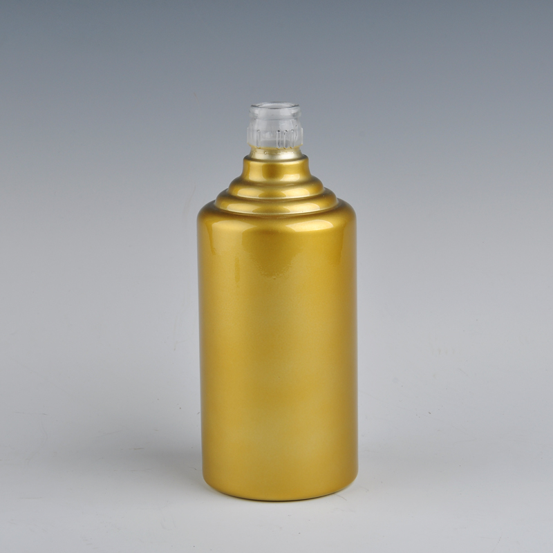 botella de vino de cristal con color dorado