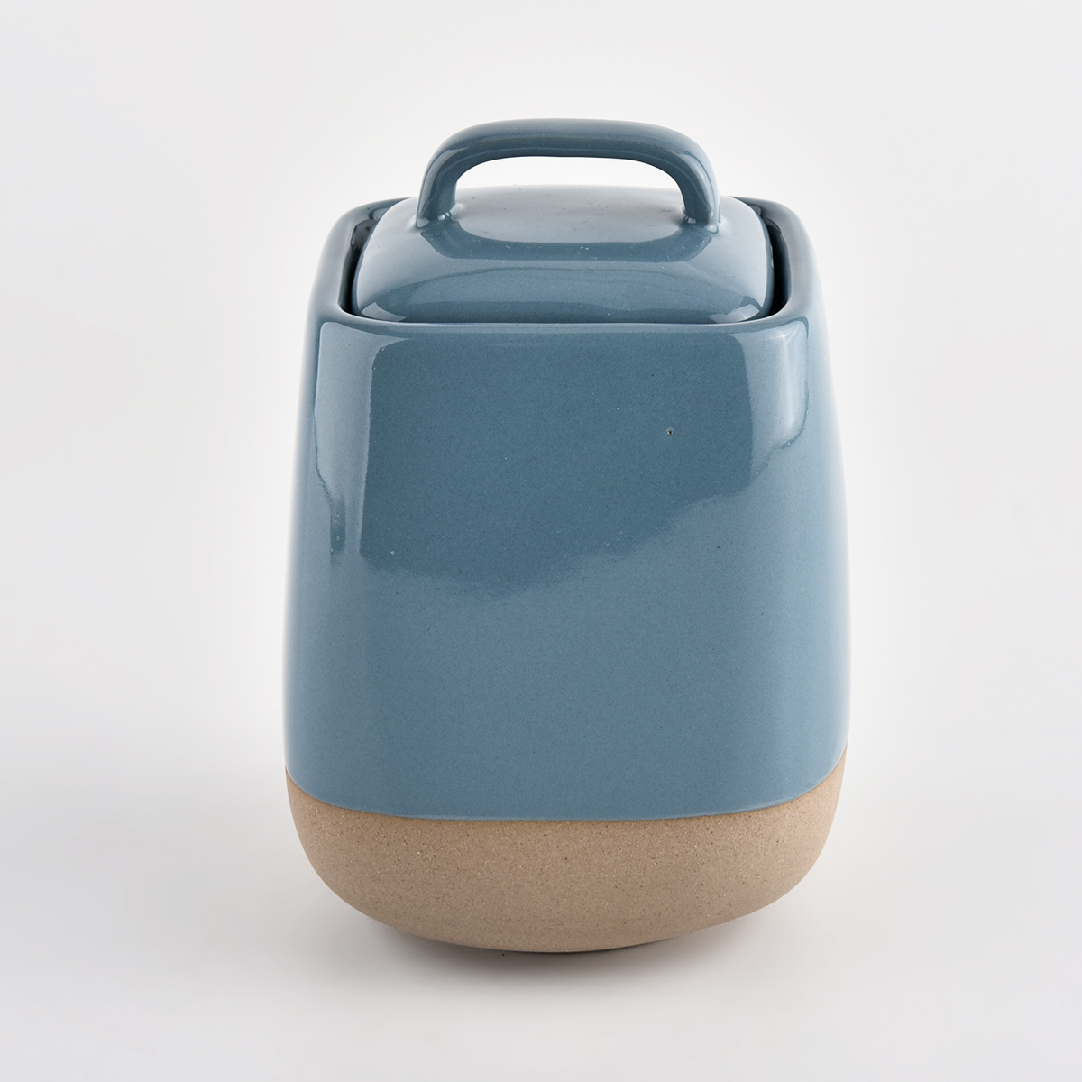 recipiente de cerâmica azul brilhante, com fundo de areia solo