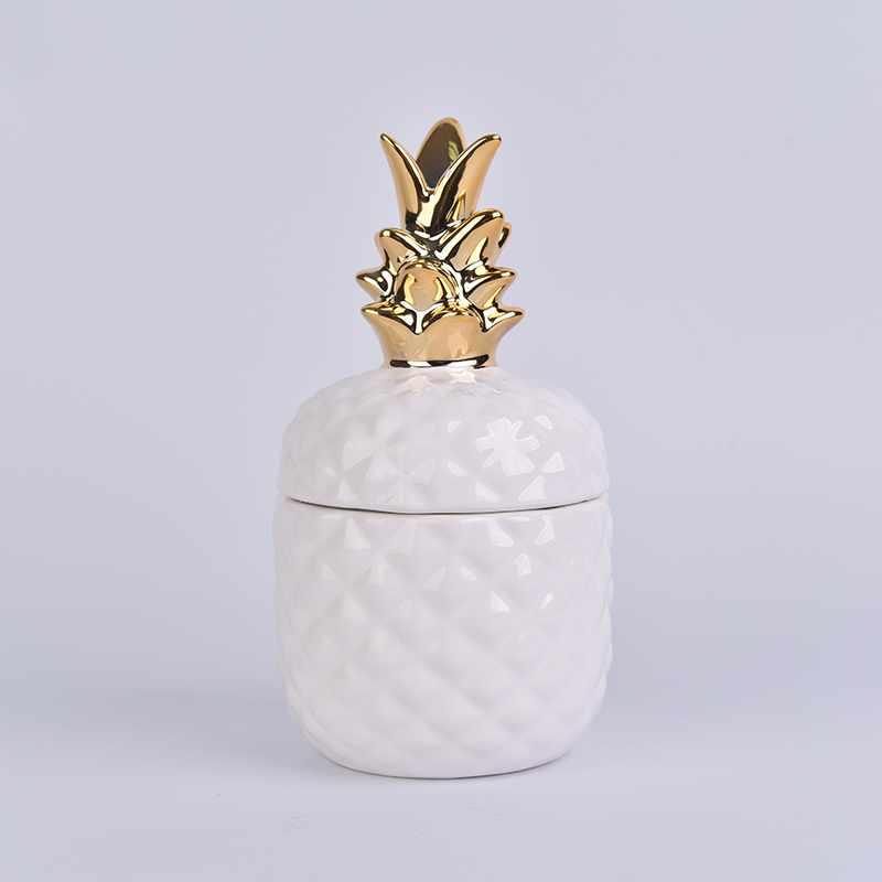 黄金の上のセラミックパイナップル形の瓶白いガラス