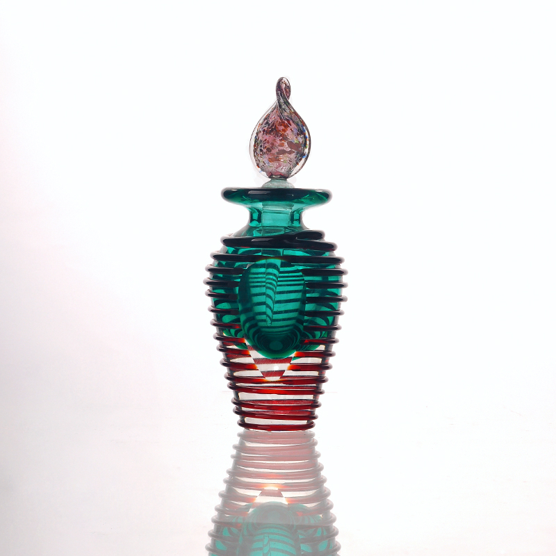 botella de perfume de cristal verde con tapa