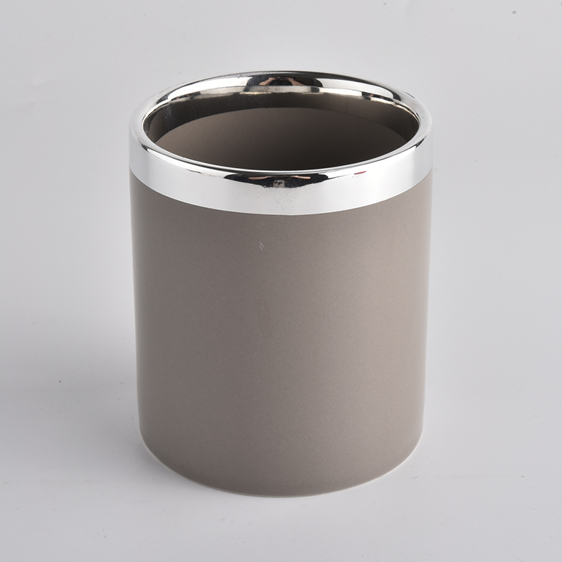 pot de bougie en céramique de couleur grise avec bord argenté
