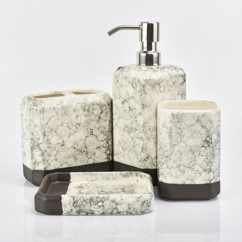 accessoires de salle de bain carrés en céramique à la maison avec fini marbre