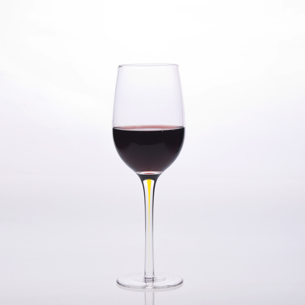 langen Stiel Glas Rotwein