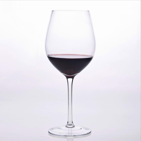 長い茎の赤いワイングラス