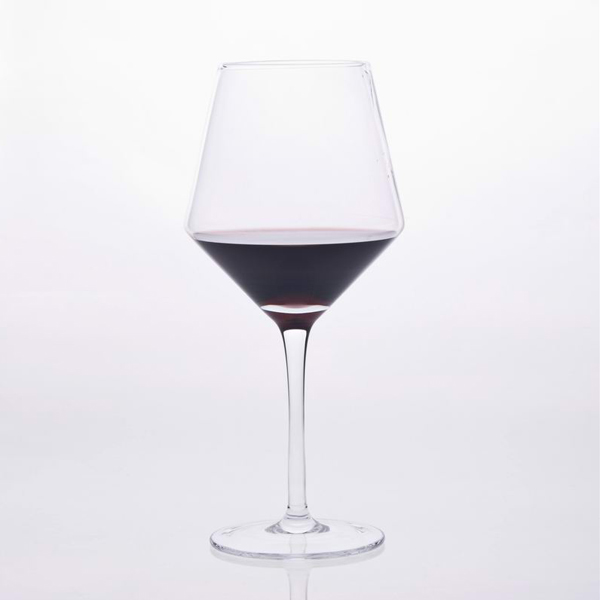 長い茎のワイングラス