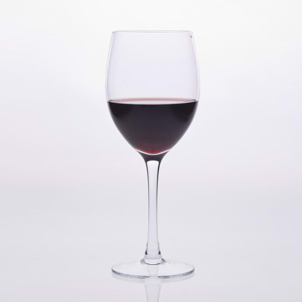 長い茎のワイングラス