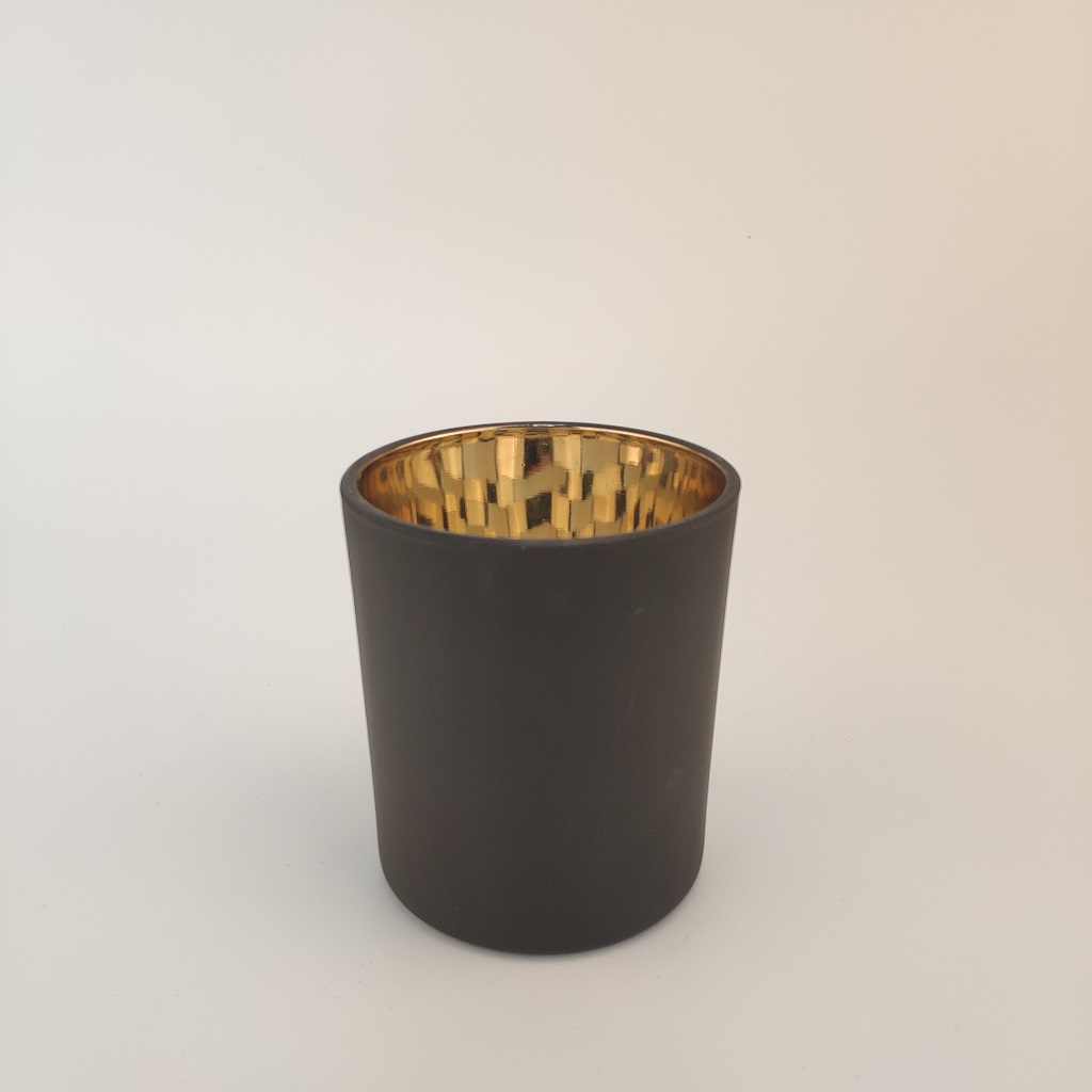 recipiente de vela de vidrio negro mate con oro en el interior
