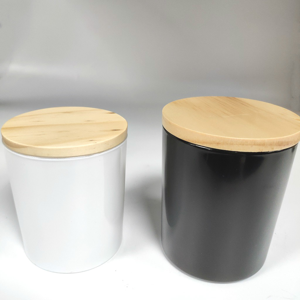 家庭香水的磨砂白色和黑色玻璃蜡烛罐