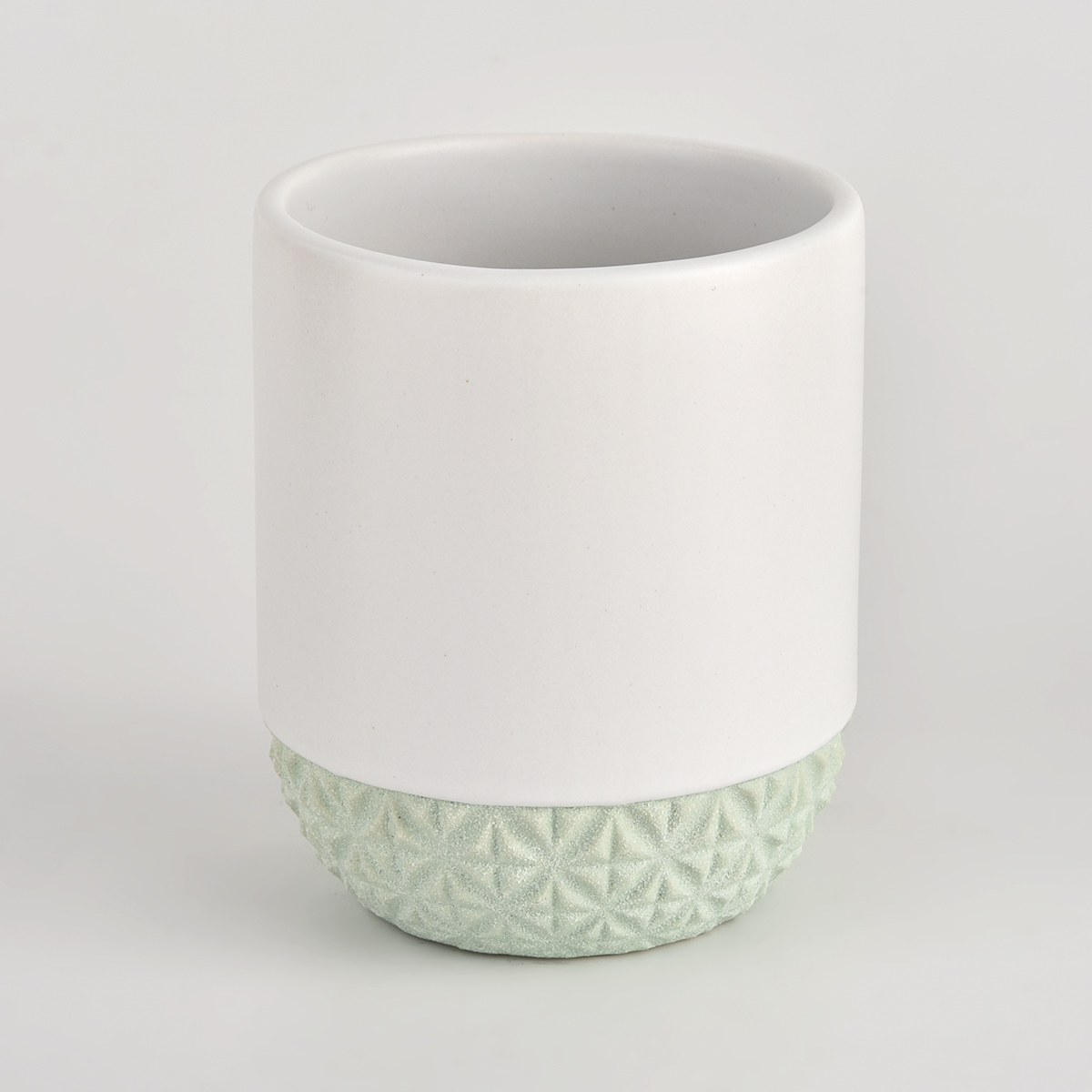 磨砂白色陶瓷容器，带绿色底部装饰蜡烛罐
