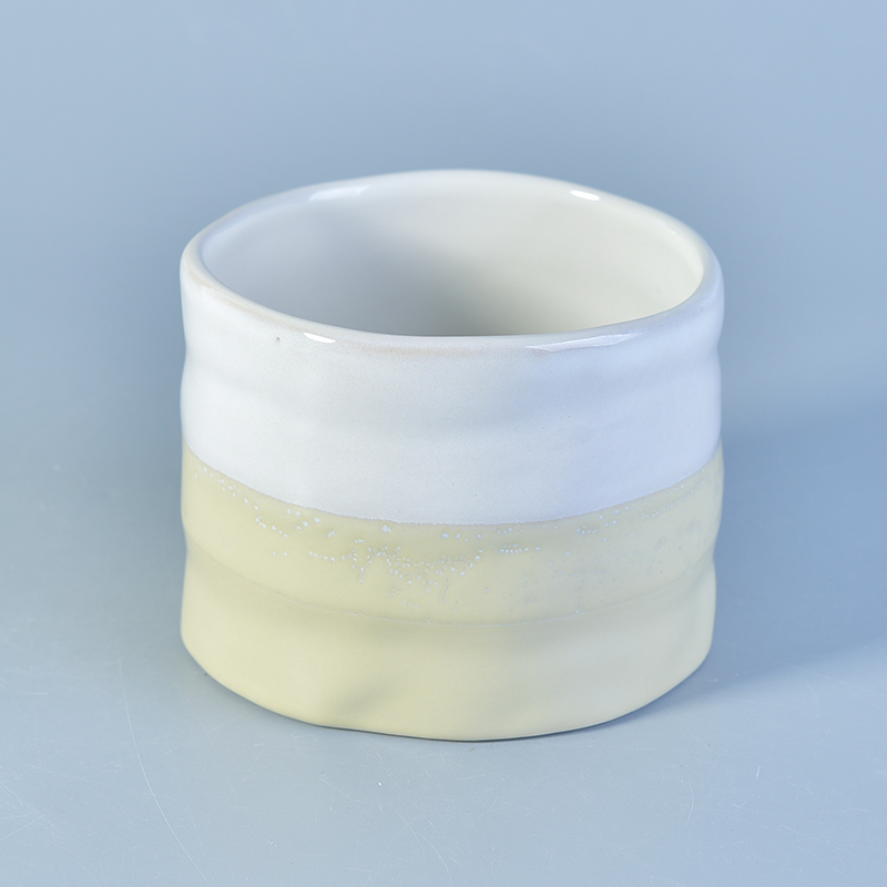 Velas perfumadas de cera de soja branco e branco na jarra cerâmica de velas