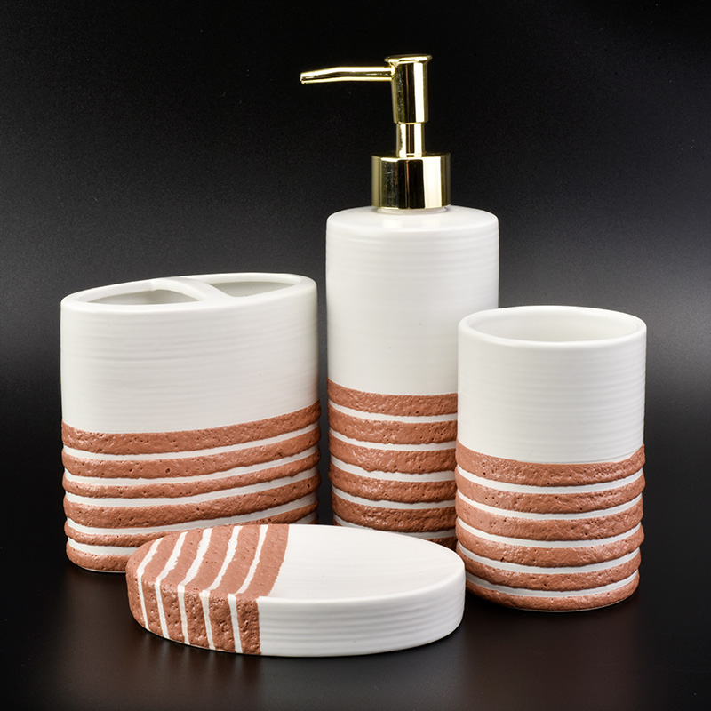 pomarańczowa linia zdobiona ceramicznymi zestawami łazienkowymi
