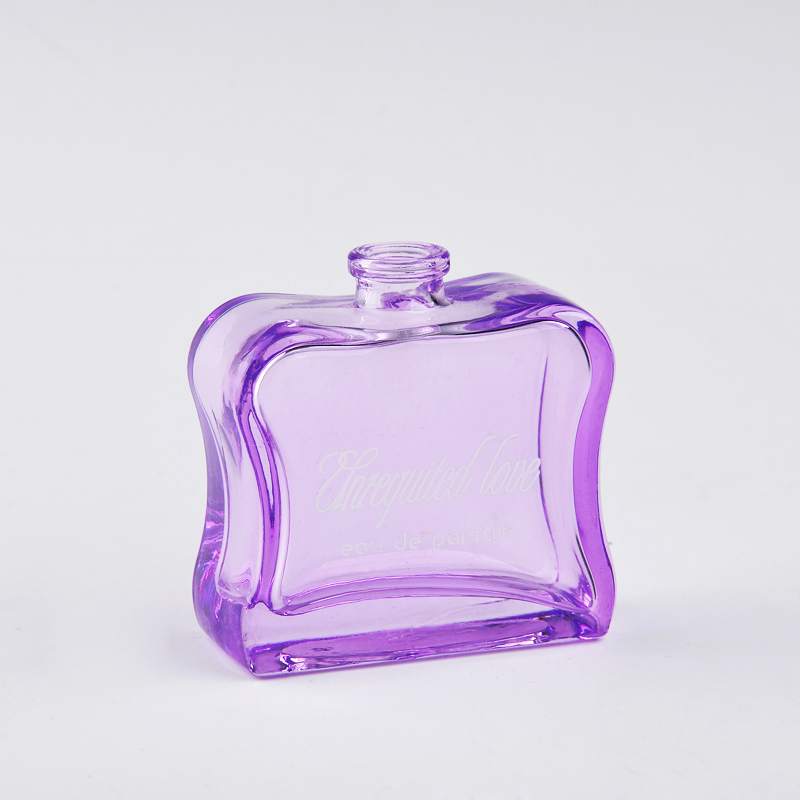 bouteille de parfum en verre rose avec couvercle