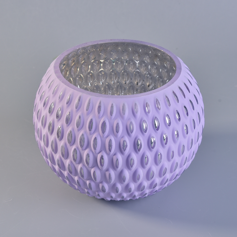 fioletowy wzór zdobiony okrągłymi szklanymi świecznikami
