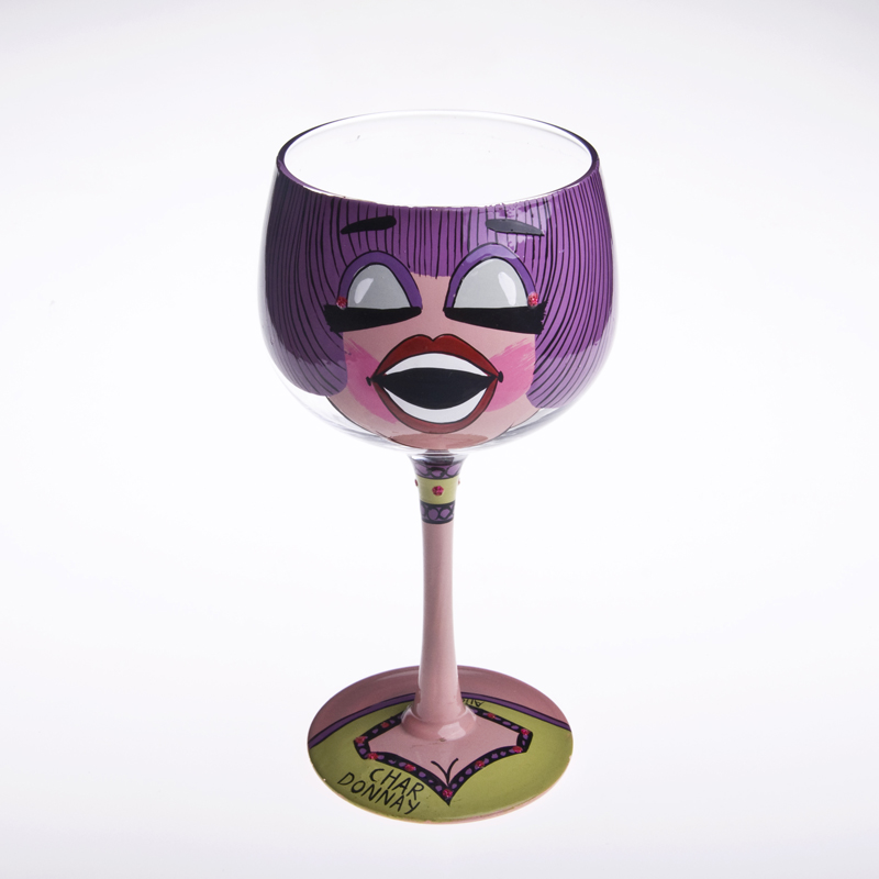mulher do cabelo roxo pintado vidro martini