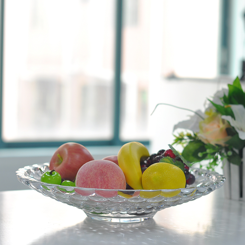 круглый стеклянный поднос с фруктами