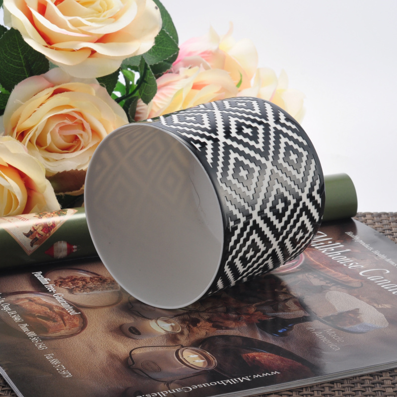 rodada do decalque padrão quadrado branco no interior do suporte de vela cerâmica