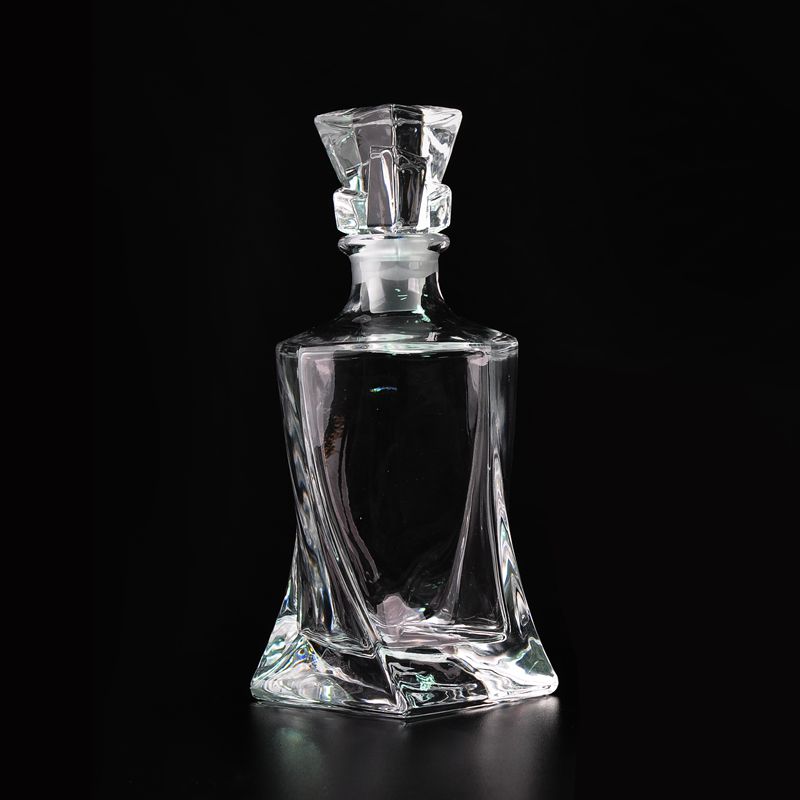 garrafas de vidro em forma de uísque