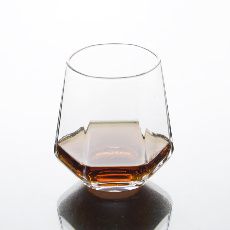 特殊な形状のウイスキーグラス
