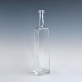 正方形のガラス製ウイスキーボトル