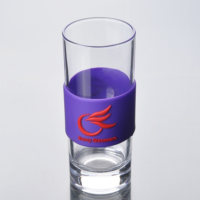 recta de vidrio de agua potable vaso de agua / pierna