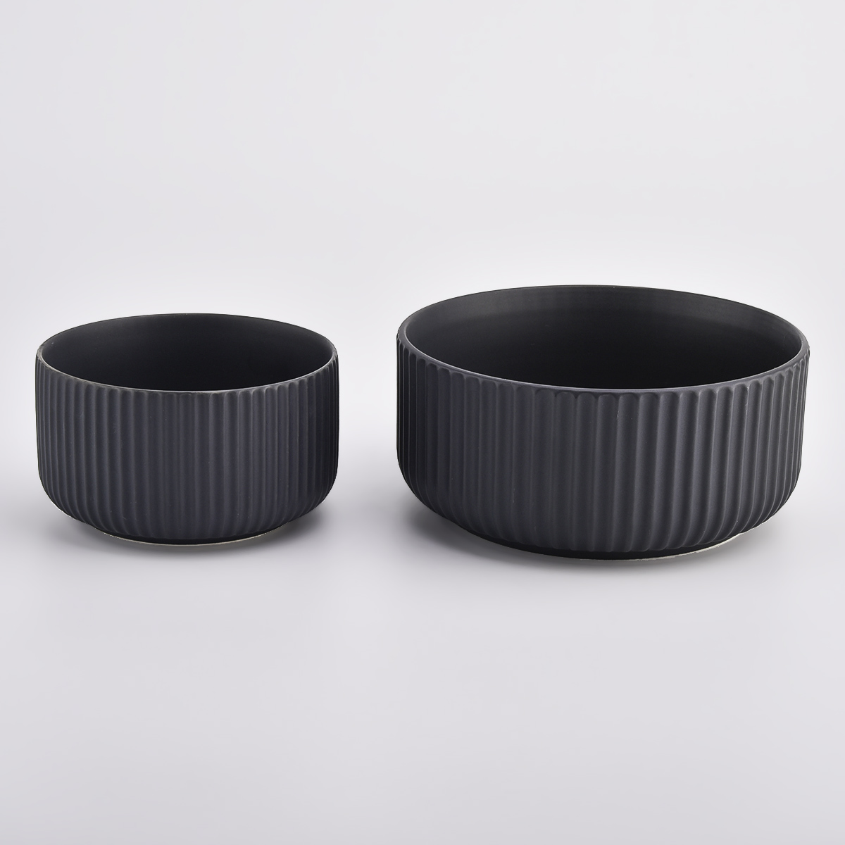 Bougeoirs en céramique Stripes avec une couleur noire mate