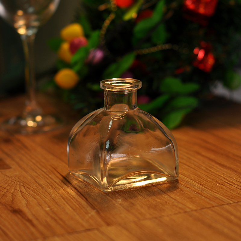 botella de perfume transparente con forma carpa