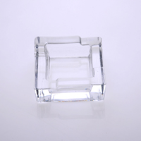 透明な四角いガラス灰皿