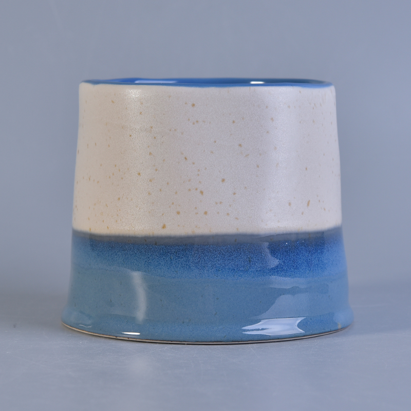 Weißer und blauer keramischer kerzenbehälter