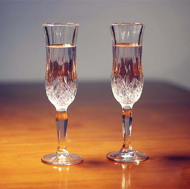 Banquete con proveedor de copas de champán de cristal clásico