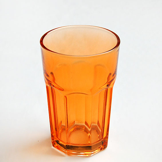 Colorato tazza di vetro e bicchieri di vino produttore