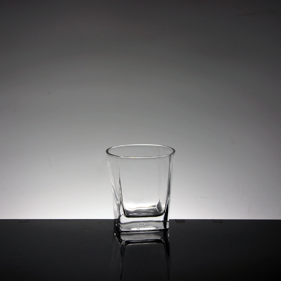 Venda de copos de vidro pequeno quadrado do tumbler e atacadista de copo de uísque quente