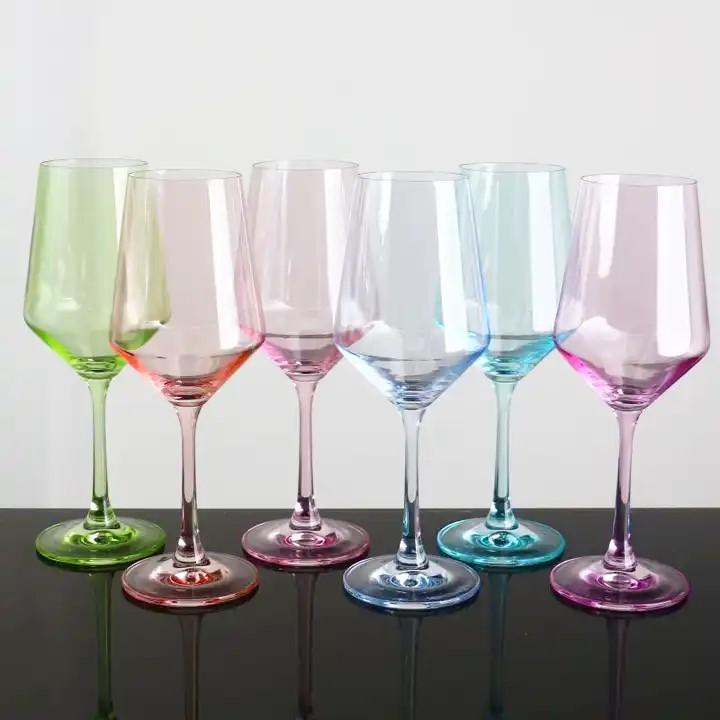 Maschinell hergestelltes Set mit 6 kristallfarbenen Weinstielgläsern und mehrfarbigen Gläsern im Großhandel