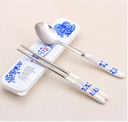 Heißer Verkaufs-chinesischen Stil blau und weiß Porzellan-Handgriff Design Edelstahl Essstäbchen Löffel und Gabel Set