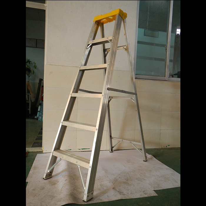 Escalera de aluminio resistente del paso de xingon con la bandeja plástica EN131