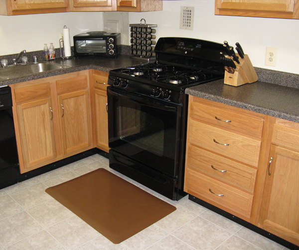 聚氨酯自结皮供应商抗疲劳的厨房地板站在地毯和垫子