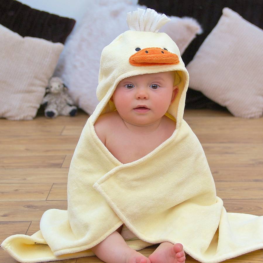 patinho em forma de toalha de bebê com capuz